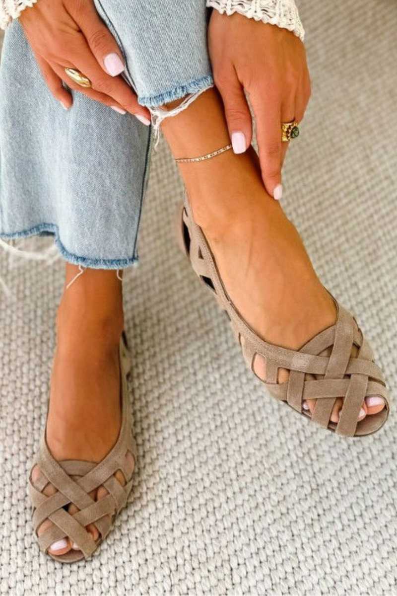 Platta sandaler med öppen tå och flätade remmar.