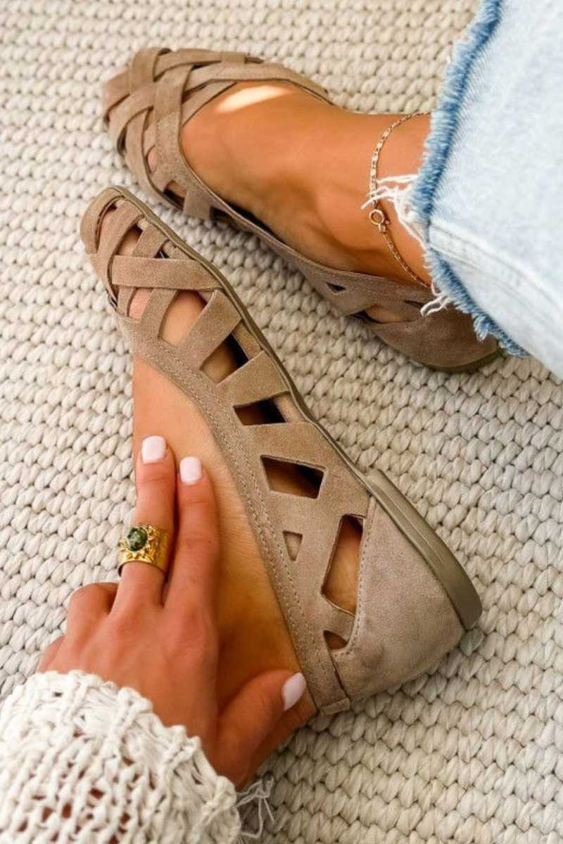 Platta sandaler med öppen tå och flätade remmar.