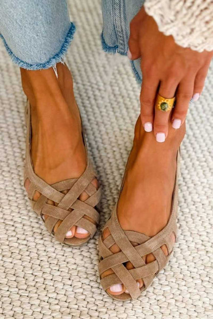 Platta sandaler med öppen tå och flätade remmar.